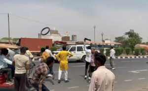 Tires were swept away in the convoy of Samajwadi Party MP in UP. Akhilesh Yadav reacted