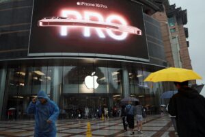 Apple’s iPhone shipment in China slides nine percent in the first quarter