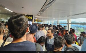 205 flights delayed, departure for one hour late