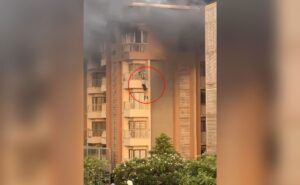 The woman jumps from the 5th floor of Ahmedabad Building to avoid fire