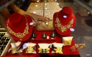 Gold prices cross 1 lakh rupees per 10 grams amidst market disturbance