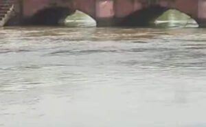 Police jumps in Hindon Canal Ghaziabad in the bid to protect the woman from alleged suicide, dies