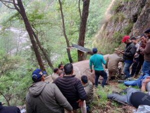 4 tourists died as helicopter cracks near Uttarkashi in Uttarakhand