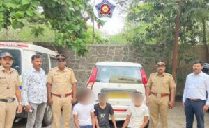 Men perform stunts, hold hands across cars in Mumbai cumbers, police arrested
