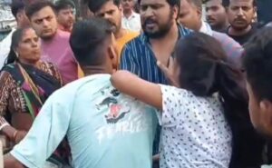 Parents caught the son, the girlfriend to Chaumin, who publicly beats him in Kanpur Uttar Pradesh