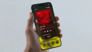 iPhone’s lock screen iOS 26 will display animated artwork from third-party music app: Report