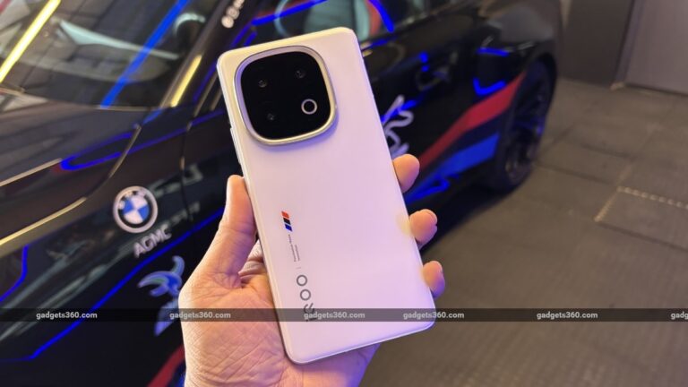 IQO 13 should be available in a new green option in India on 4 July
